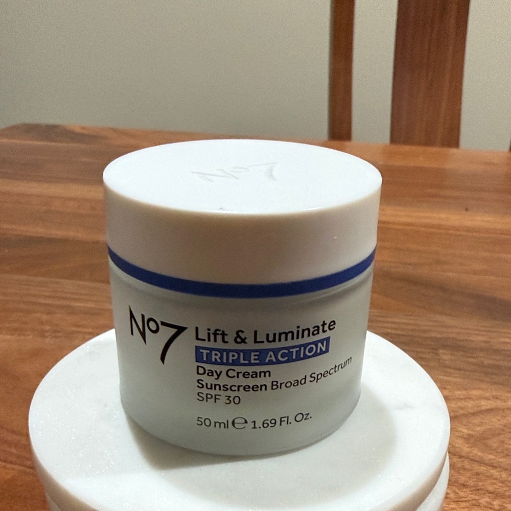No. 7 Lift & Luminate Day Triple Action SPF 30 Day Cream NEW